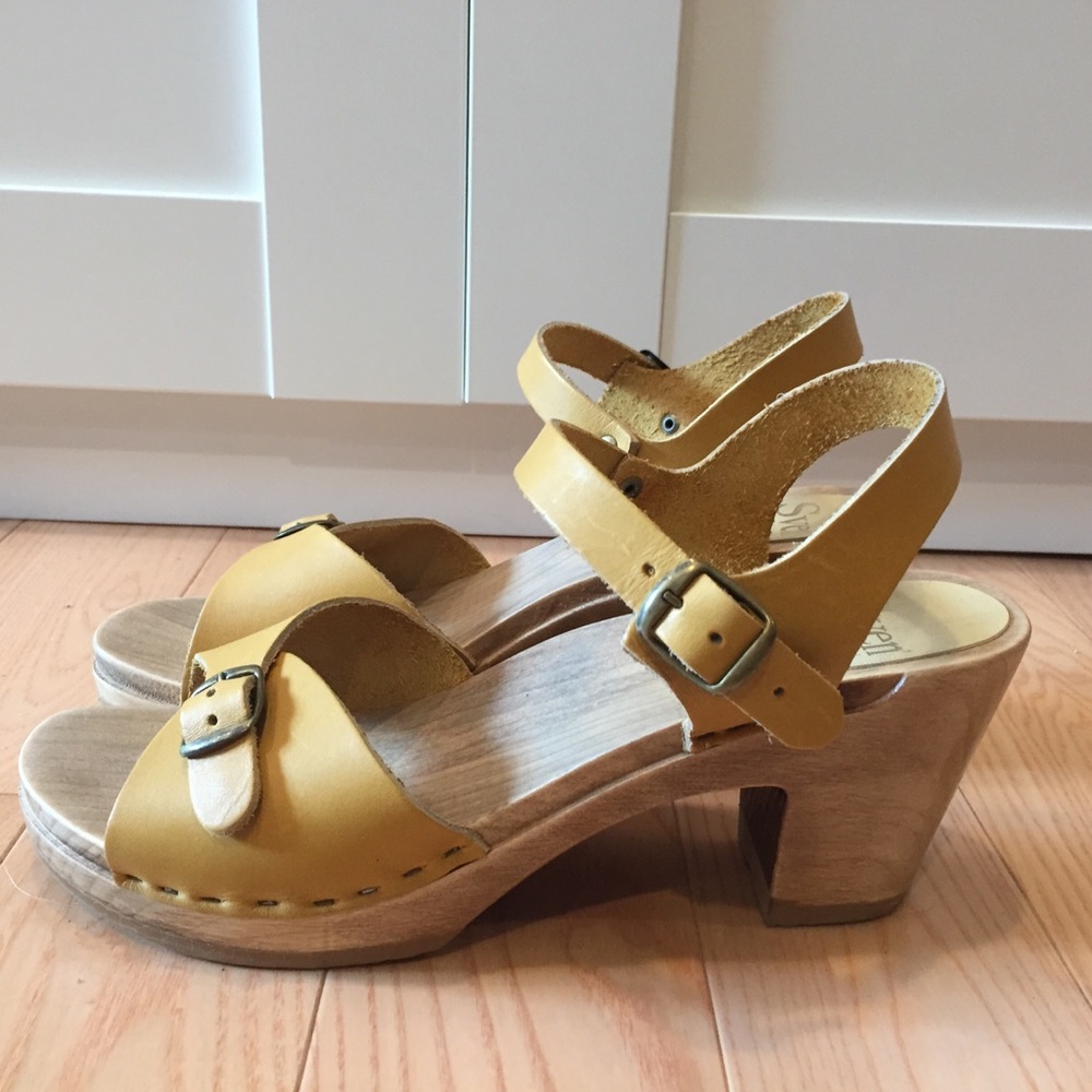 Sven Buckle Clogs in Pineapple Pampas Leather